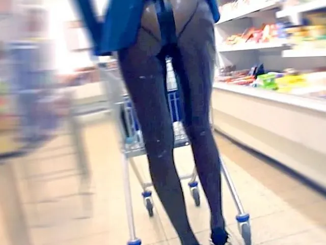 Latex Girl Shopping & Fick in transparentem Catsuit & Blue Jacket Piercng aus TEIL I.