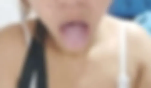Ich wollte meine Lippen bemalen und habe am Ende daran gelutscht und geträumt, dass mein Speichel dein Sperma ist