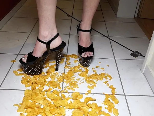 Chips mit high heels zertreten