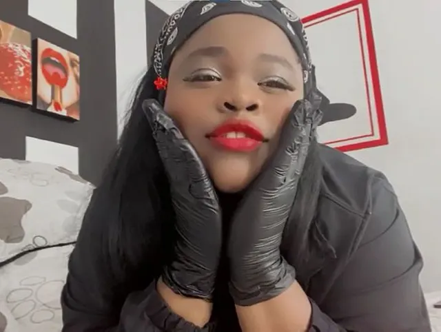 Masturbation mit Latexhandschuhen