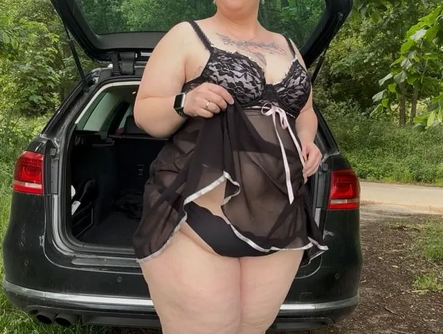 Ich zeige euch meine Dessous am Waldrand!