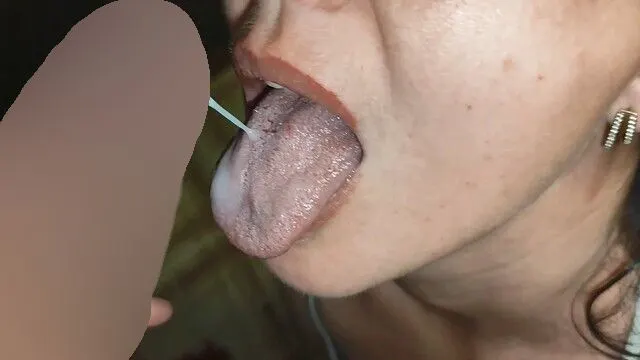 MILF gab einen schlampigen Blowjob mit Sperma im Mund