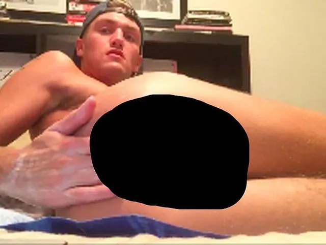 Self-fist and gape