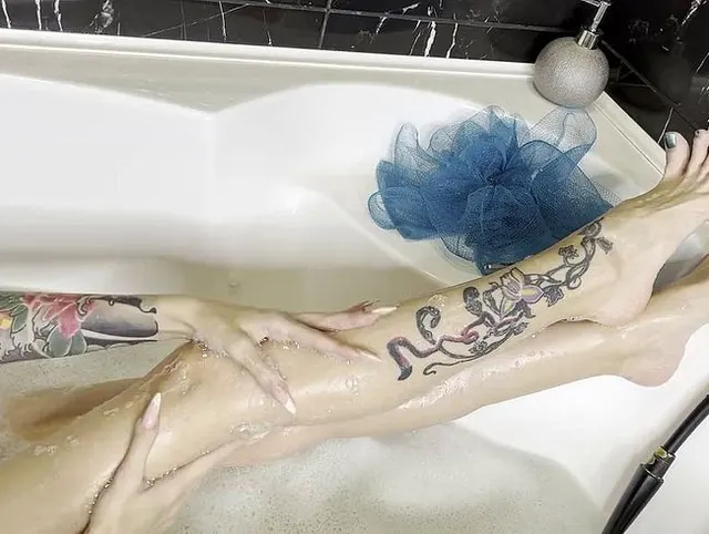 Rasiere meine langen und dünnen Beine in der Badewanne, Füße auch auf Video