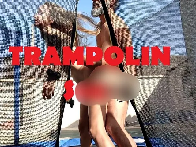 Auf dem Trampolin hüpfend gefickt