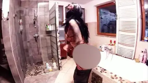 Lilith in der Badewanne.