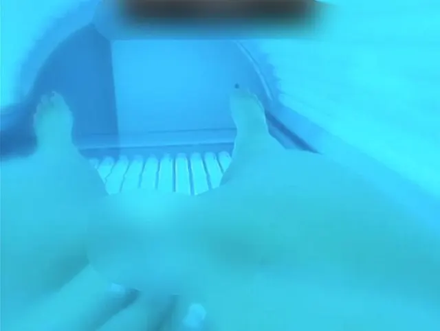 Mollige Frau besorgt es sich im Solarium