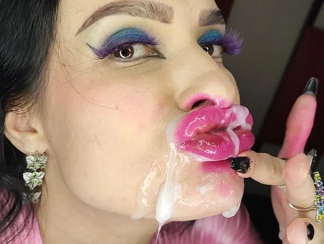 Tussi mit rosa Schmolllippen gibt Lipjob und bekommt Cumshot