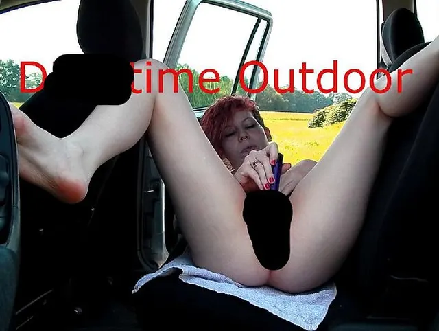Tenny im Auto mit dem Dildo
