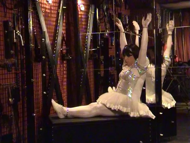 Gefesselt mit Handschellen im Ballett-Outfit