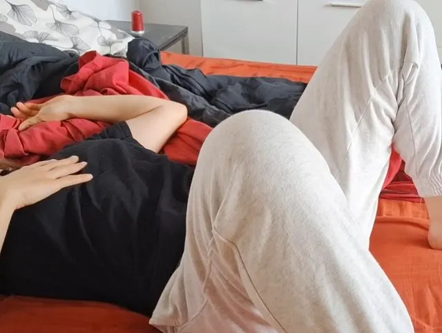 Schweizermädchen Mastrubiert im Bett
