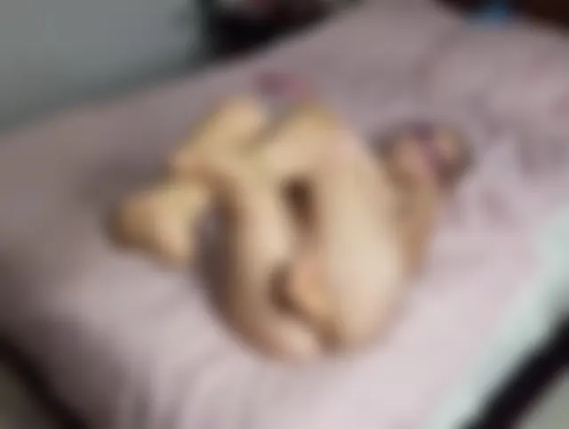 Sexy Blondine fickt sich leidenschaftlich mit einem Dildo.