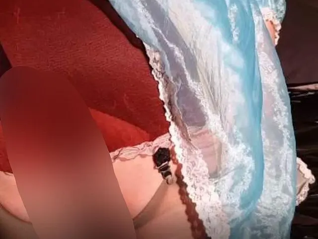 Herrinzeigt der kleinen TV Schlampe Gerlinde eine Lektion mit Dildo und großem Plug