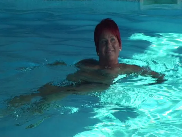 Nackt schwimmen im Pool