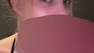 Little Lina mit ihrem leckvibrator bis zum Orgasmus verwöhnt