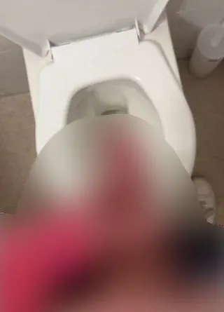 Twink wixt seinen grossen, harten Schwanz auf dem WC
