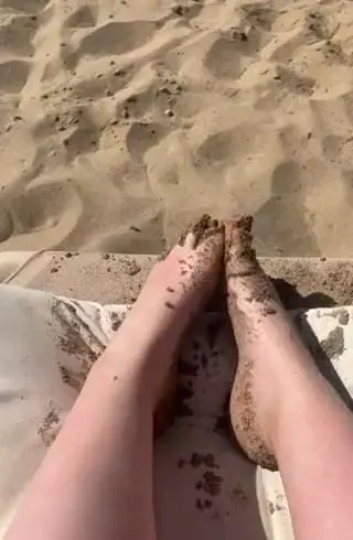Meine bezaubernde Füße am Sandstrand! (ohne Ton)