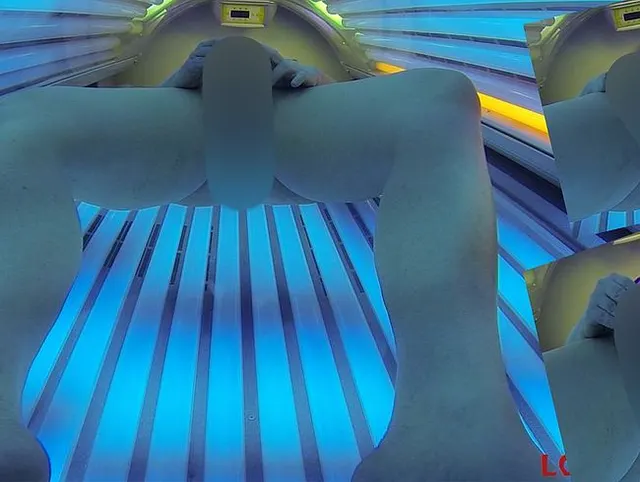 Im Solarium mal eben geil geworden. Der Orgasmus lässt nicht lange auf sich warten