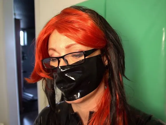 Schwarze Latexschwester mit Handschuhen, die einen harten Schwanz erklingen lassen