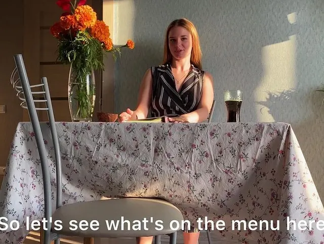 schönheit im Restaurant zeigte Beine und der vorbeifahrende Mann konnte nicht widerstehen