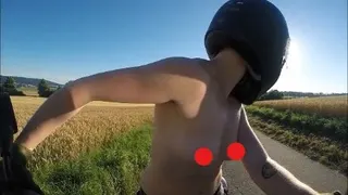 titten freiheit auf dem roller einfach zu geil !