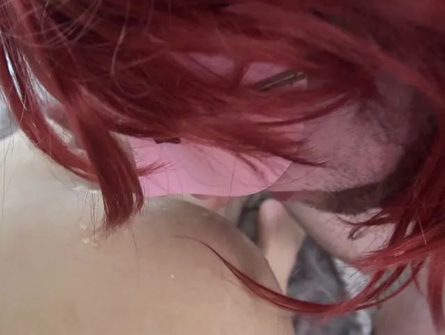Cuckold-Freund isst das ganze Sperma