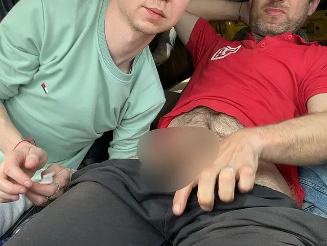 Lutsch den haarigen Schwanz meines und bekomme im Auto eine Ladung Sperma in meinen Mund