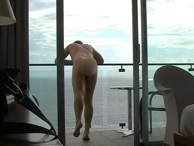 Urlaubs Wichs Video - Blick aufs Meer, wichsen auf dem Balkon und Zimmer - bei offener Tür!