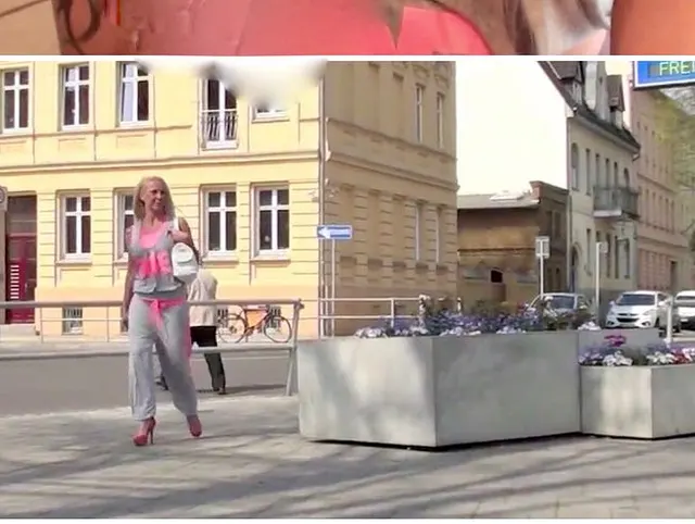 Fetter Blowjob ins Gesicht, angequascht auf der Strasse...
