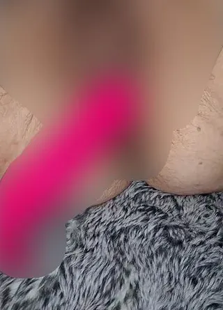 Ungewaschene Möse wird vom neuen Vibrator befriedigt und zum Schluss vollgewixxt