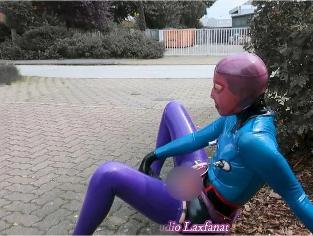 Latex Pierced Doll Rock Strumpf, Demask Gürtel, Mask Korsett fickt riesigen Dildo und PEE in der Öffentlichkeit p5