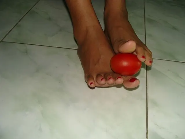 Der Fuss und die Tomate