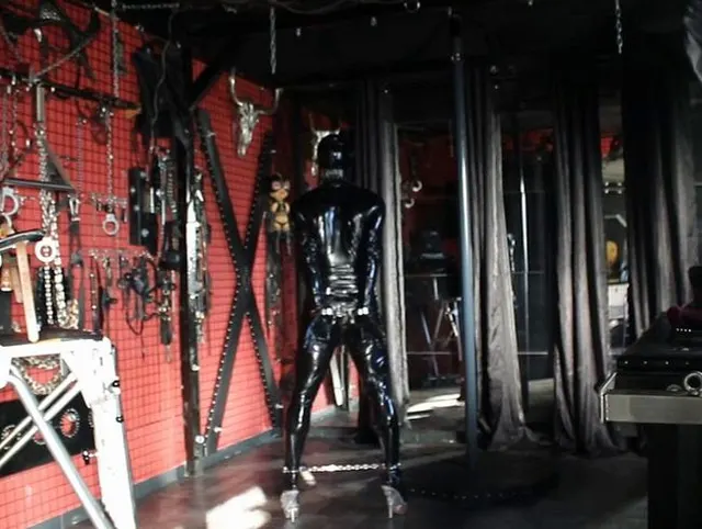 Latex Total in Hand+Fußschellen