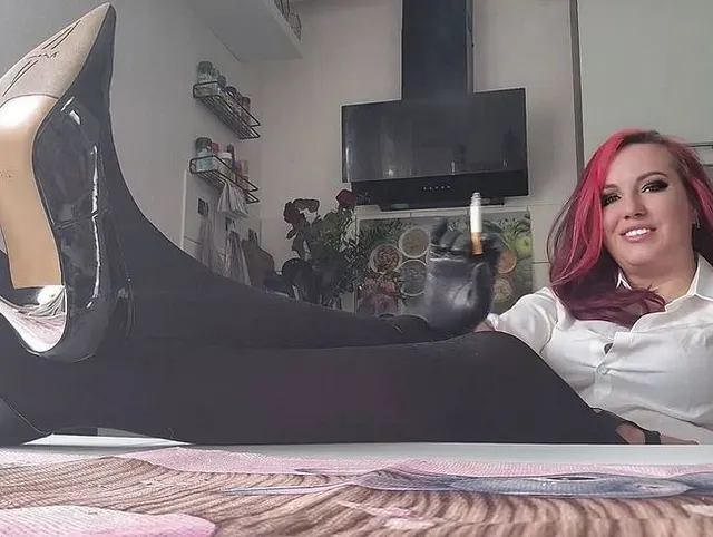 Sexy Lady mit Lederhandschuhen benutzt dich als Aschenbecher
