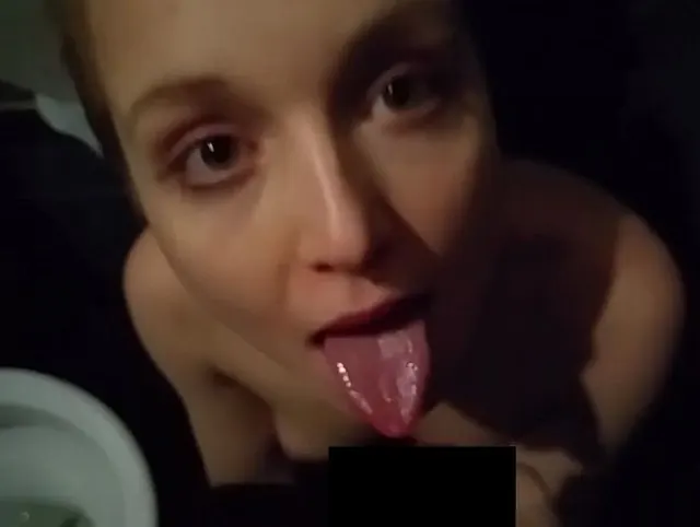 Public: Blowjob und Facial Cumshot auf der Clubtoilette