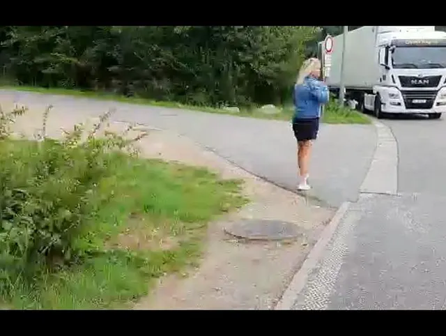 OMG Fotze pisst dreist auf Parkplatz