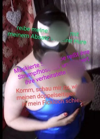 Hure in Strumpfhosen reibt und fickt ihre Muschi mit Absätzen und einem Doppeldildo