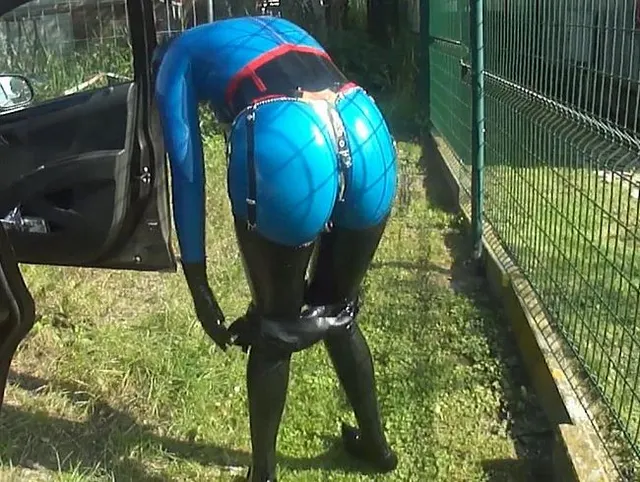 Latex Pierced Doll Microskirt Catsuit Strumpf, Jacke & Korsett Ficken Riesendildo in Punblic p4