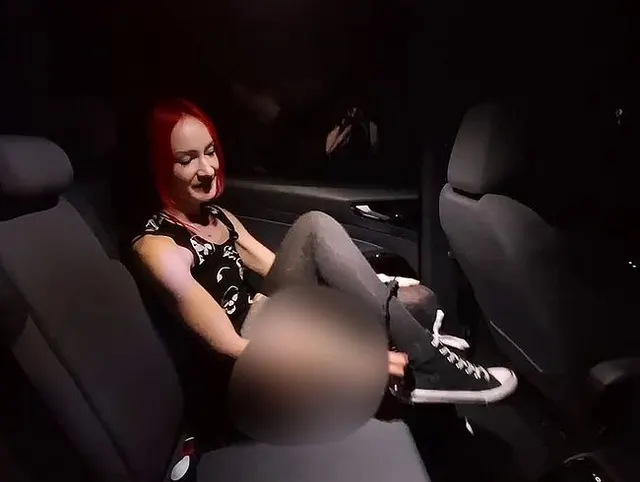 Direkt an der Straße im Auto selbst befriedigt! Ob man mich gesehen hat? ;)