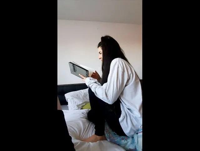 Sie wichstt ihm einen beim Lesen - Nala ist Multitasking ;)