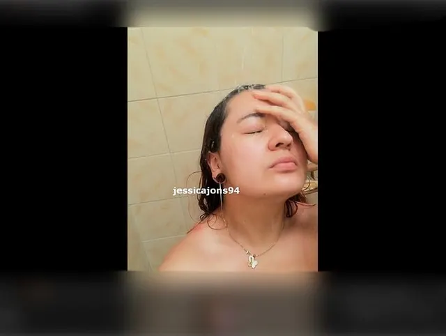 Nimm ein Bad mit mir und meiner haarigen Muschi