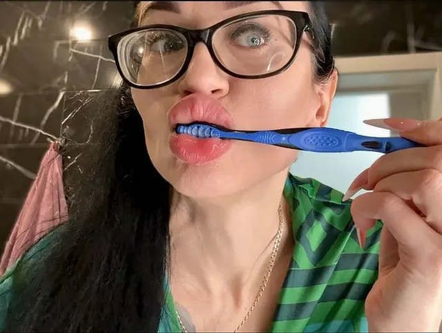 Ich putze mir die Zähne, trage Seidenmorgenmantel und BH, glamouröse MILF mit Brille und großen Brüsten