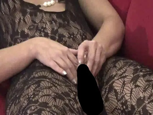 Auf der Couch macht sie es sich selbst im Catsuit