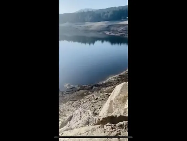 Geile Muschi pisst am See mit Zusehern