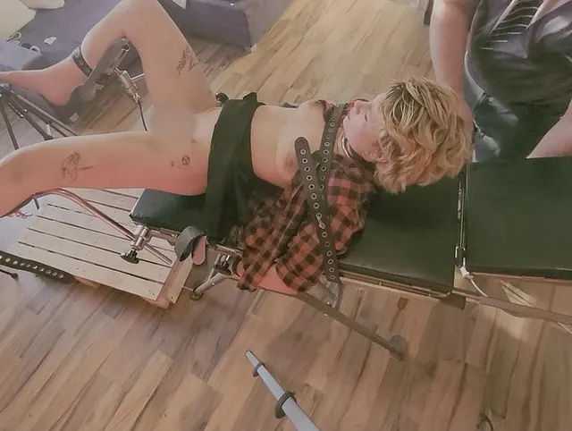 Blonde Punk Emily ist gefesselt und wird kopfüber in den Hals gefickt