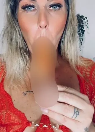 Ich lutsche so unheimlich gerne an langen und dicken...