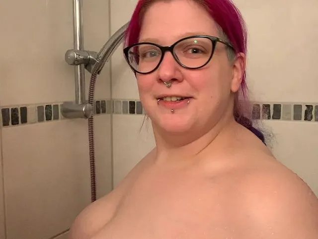Schau mir von hinten beim Pissen zu