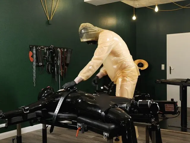 Gefesseltes Latex Luder braucht eine Behandlung mit der Fickmaschine