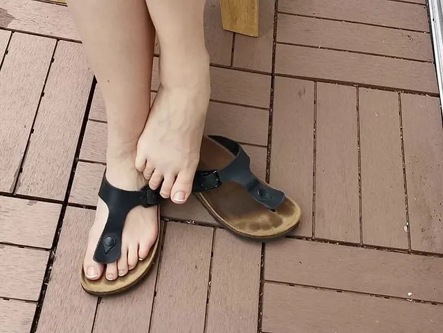 Heißes Fuß Teasing in meinen schönen offenen Zehentrenner - Leyla Lovegood