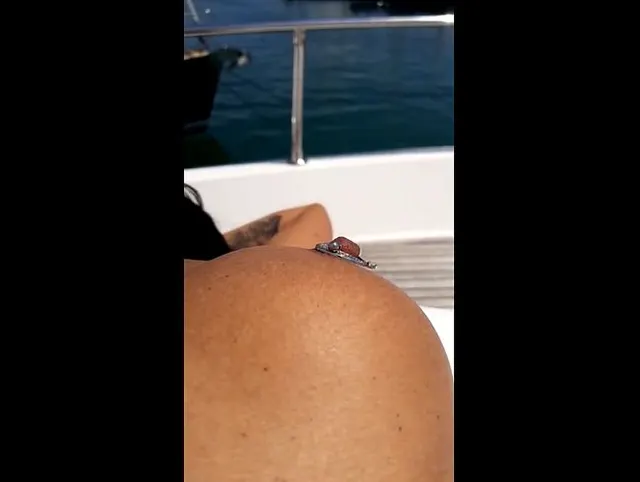 Meine Milf Pussy Public präsentiert !! Gratis Yacht Rundfahrt !!